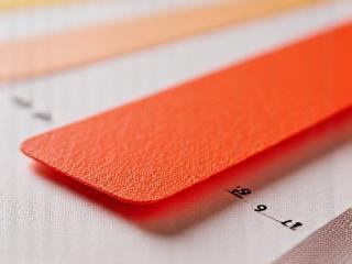 分光測色計と顔料サンプル